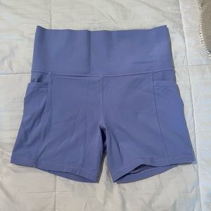 Athleta salutation stash short 5in length. Size M